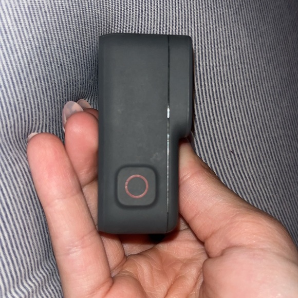 Go pro hero 7 sliver comes with sd card - Picture 4 of 5